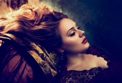 هل تدخل أديل التاريخ بأغنية فيلم جيمس بوند الجديد؟